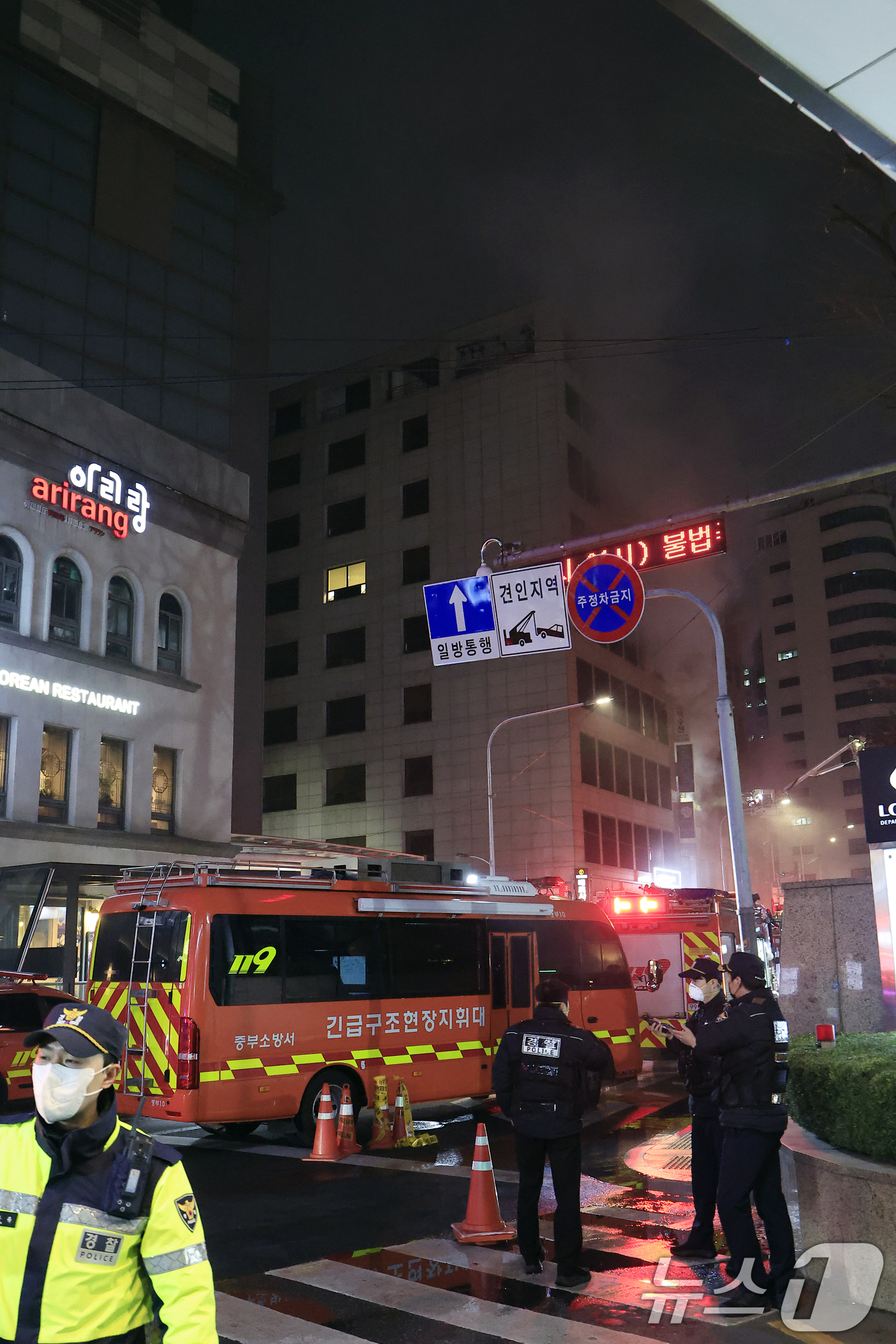 (서울=뉴스1) 박정호 기자 = 14일 오후 서울시 중구 소공로 81 소공빌딩 3층에서 발생한 화재로 다량의 연기가 나오고 있다.소방은 현재 대응 1단계를 발령하고 불길을 잡고 있 …