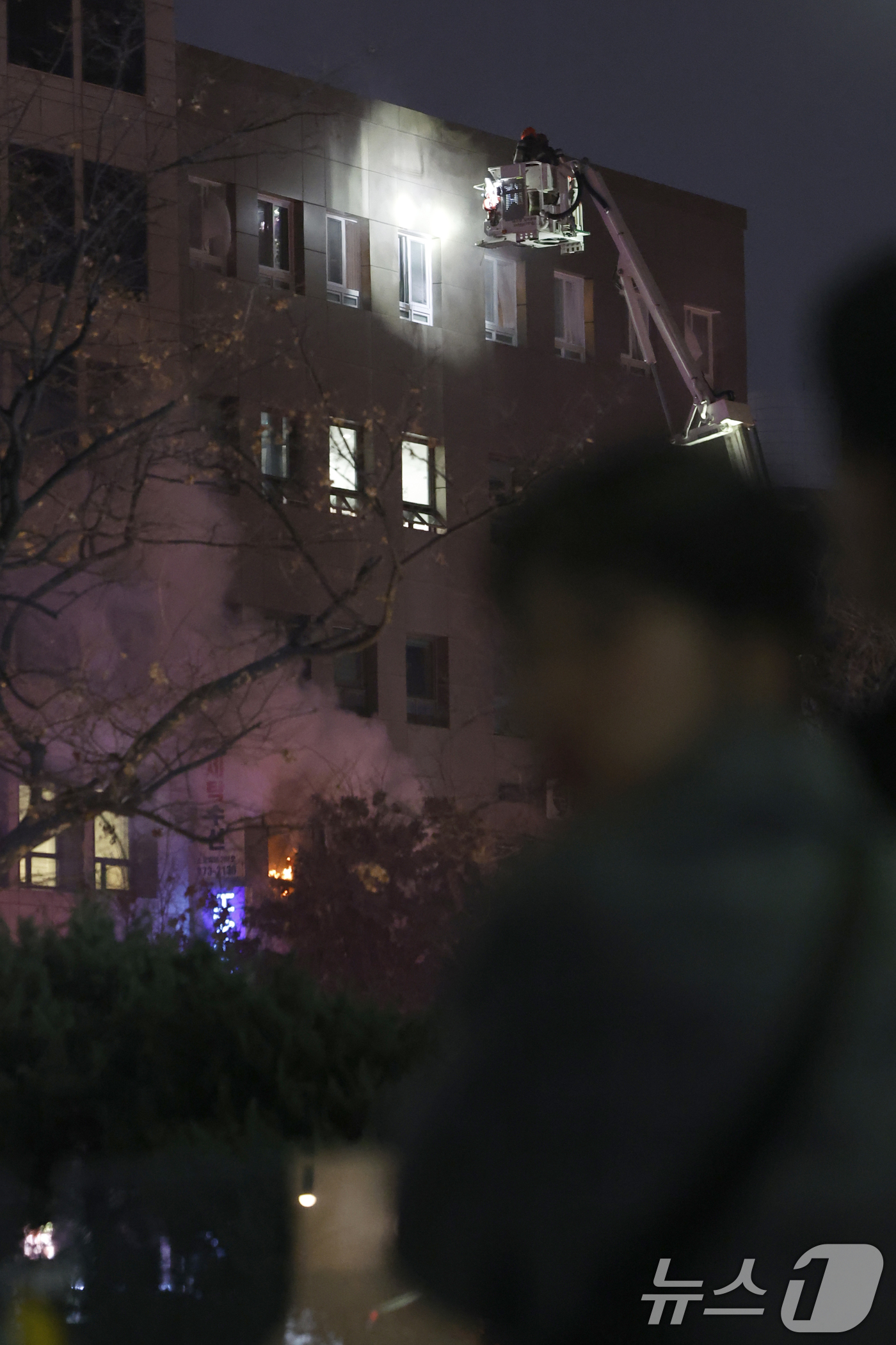 (서울=뉴스1) 박정호 기자 = 14일 오후 서울시 중구 소공로 81 소공빌딩 3층에서 발생해 다량의 연기가 발생하는 가운데 소방 대원들이 인명수색을 위해 투입되고 있다.소방은 현 …