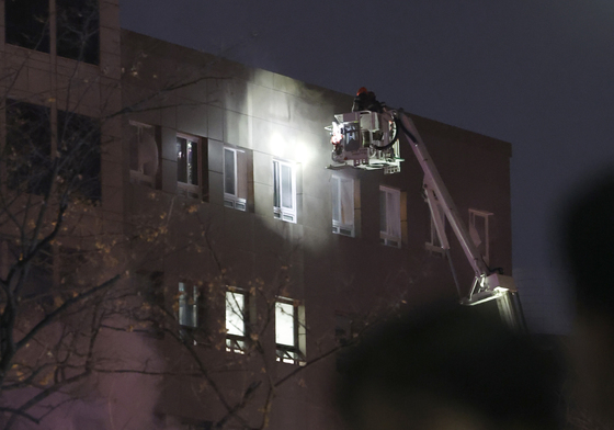 화재 발생한 소공빌딩으로 투입되는 소방대원들