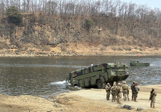 "15분 만에 도하"…한미 연합군의 다리 된 자주도하장비 '수룡' [르포]