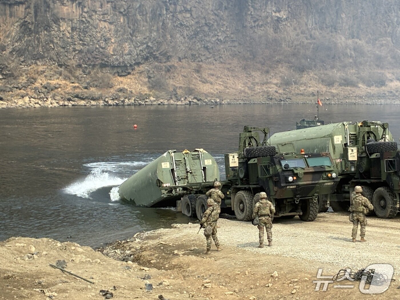 본문 이미지 - 지난 14일 한미연합연습 '자유의 방패'(Freedom Shield·FS) 일환으로 진행된 한미 연합 제병협동훈련에서 미군 전술부교(IRB) 교절이 한탄강에 투입되는 모습. 2026.3.14./ⓒ 뉴스1 김기성 기자