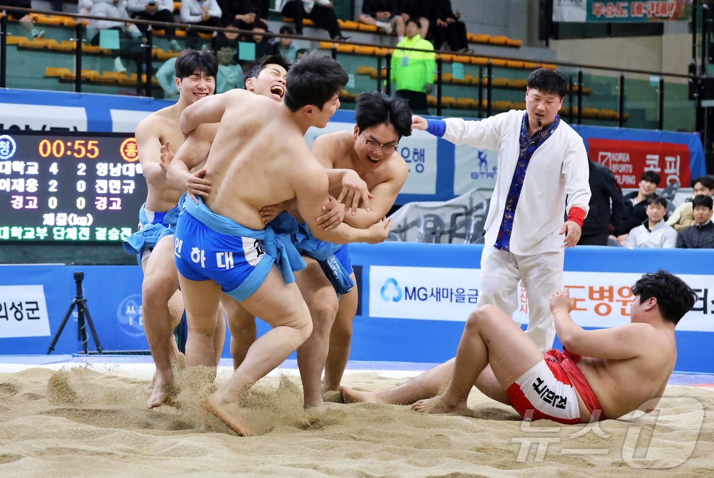 (서울=뉴스1) = 14일 경상북도 문경시 문경실내체육관에서 열린 ‘제56회 회장기전국장사씨름대회' 대학학교부 단체전 우승을 차지한 인하대학교(인천광역시)가 우승을 확정한 후 함께 …