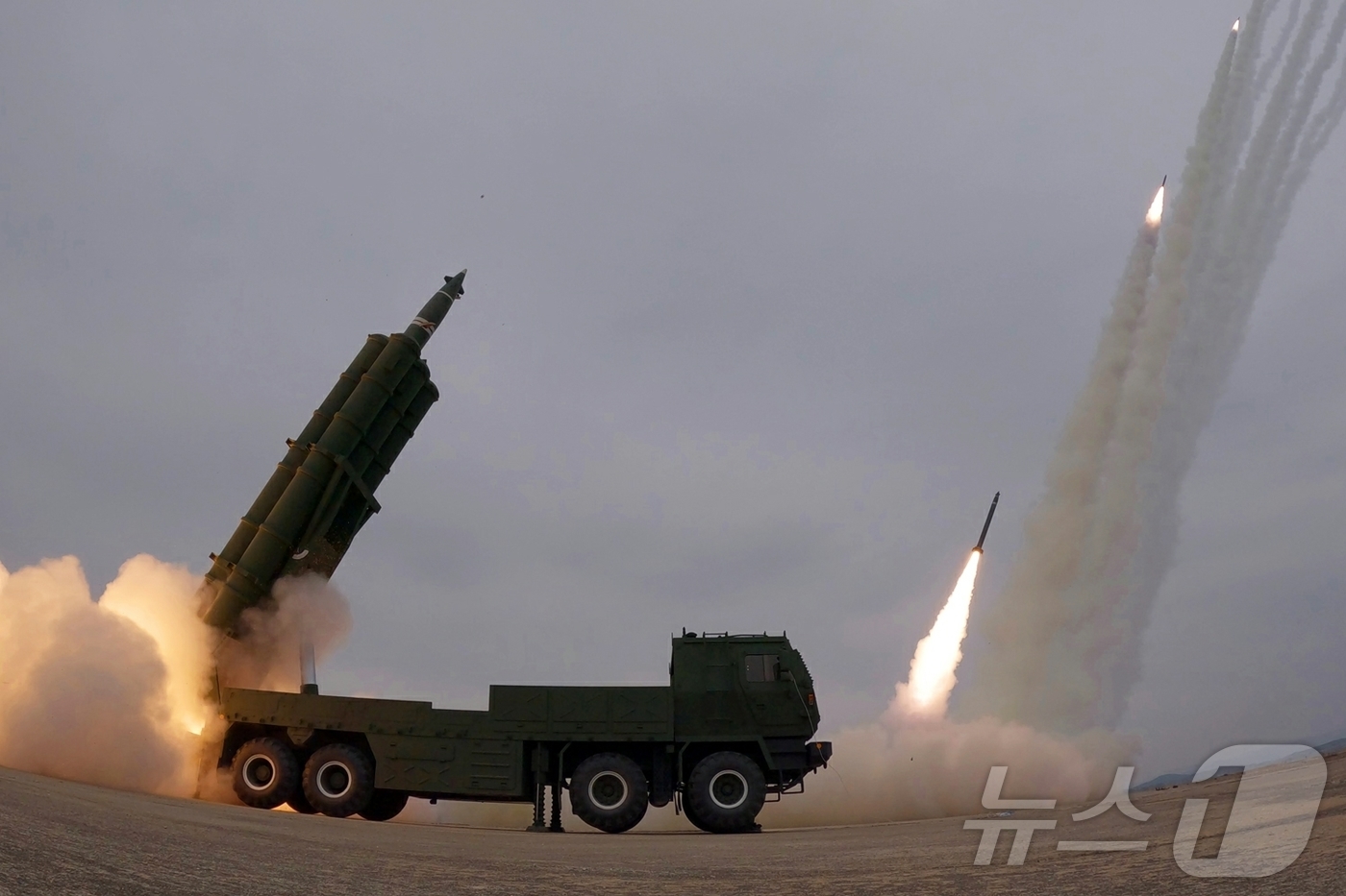 (평양 노동신문=뉴스1) = 15일 노동당 기관지 노동신문은 "14일 조선인민군 서부지구 장거리포병구분대의 화력타격훈련이 진행됐다"면서 "훈련에는 600㎜ 초정밀 다연장 방사포 1 …