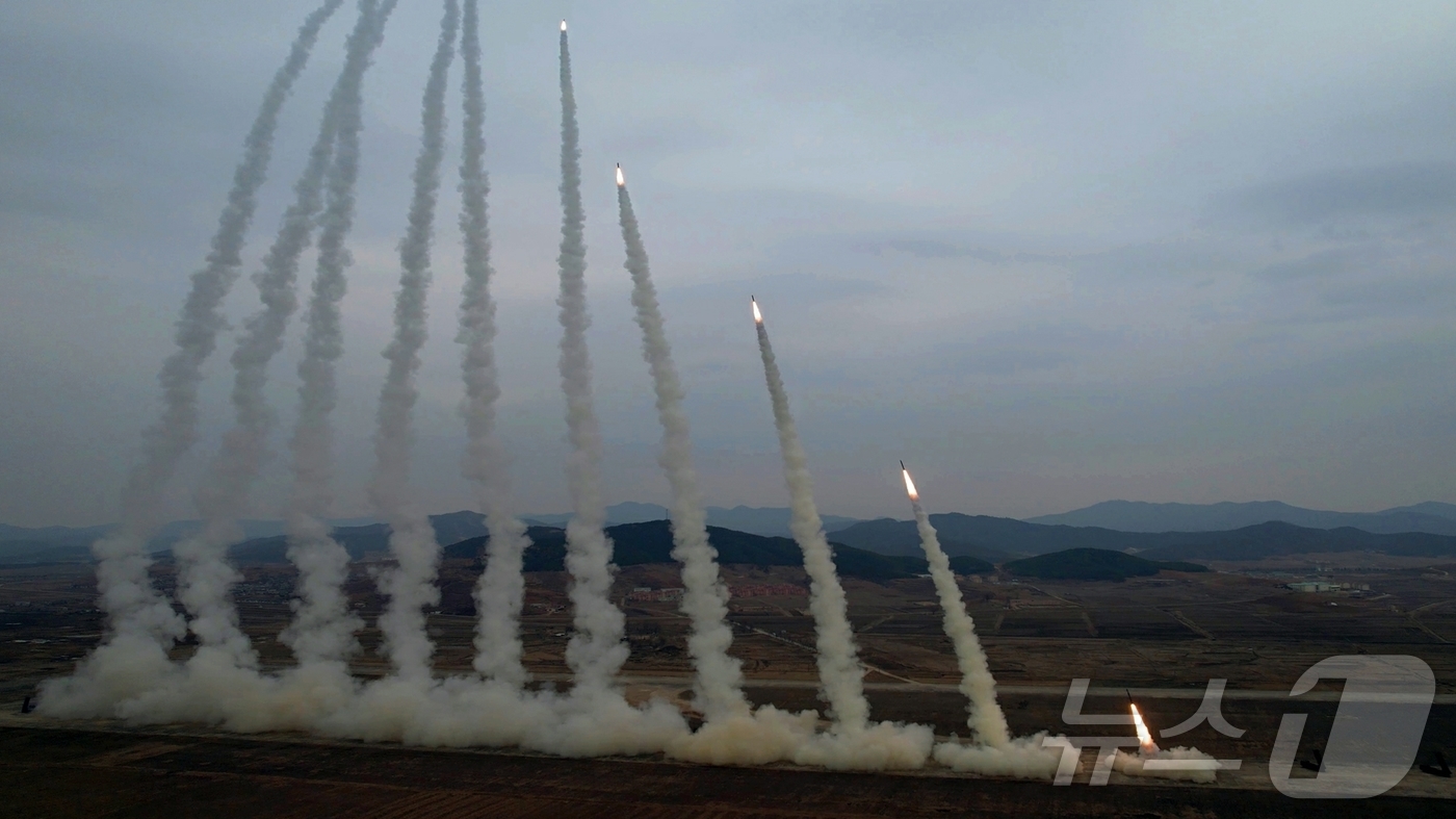 (평양 노동신문=뉴스1) = 15일 노동당 기관지 노동신문은 "14일 조선인민군 서부지구 장거리포병구분대의 화력타격훈련이 진행됐다"면서 "훈련에는 600㎜ 초정밀 다연장 방사포 1 …