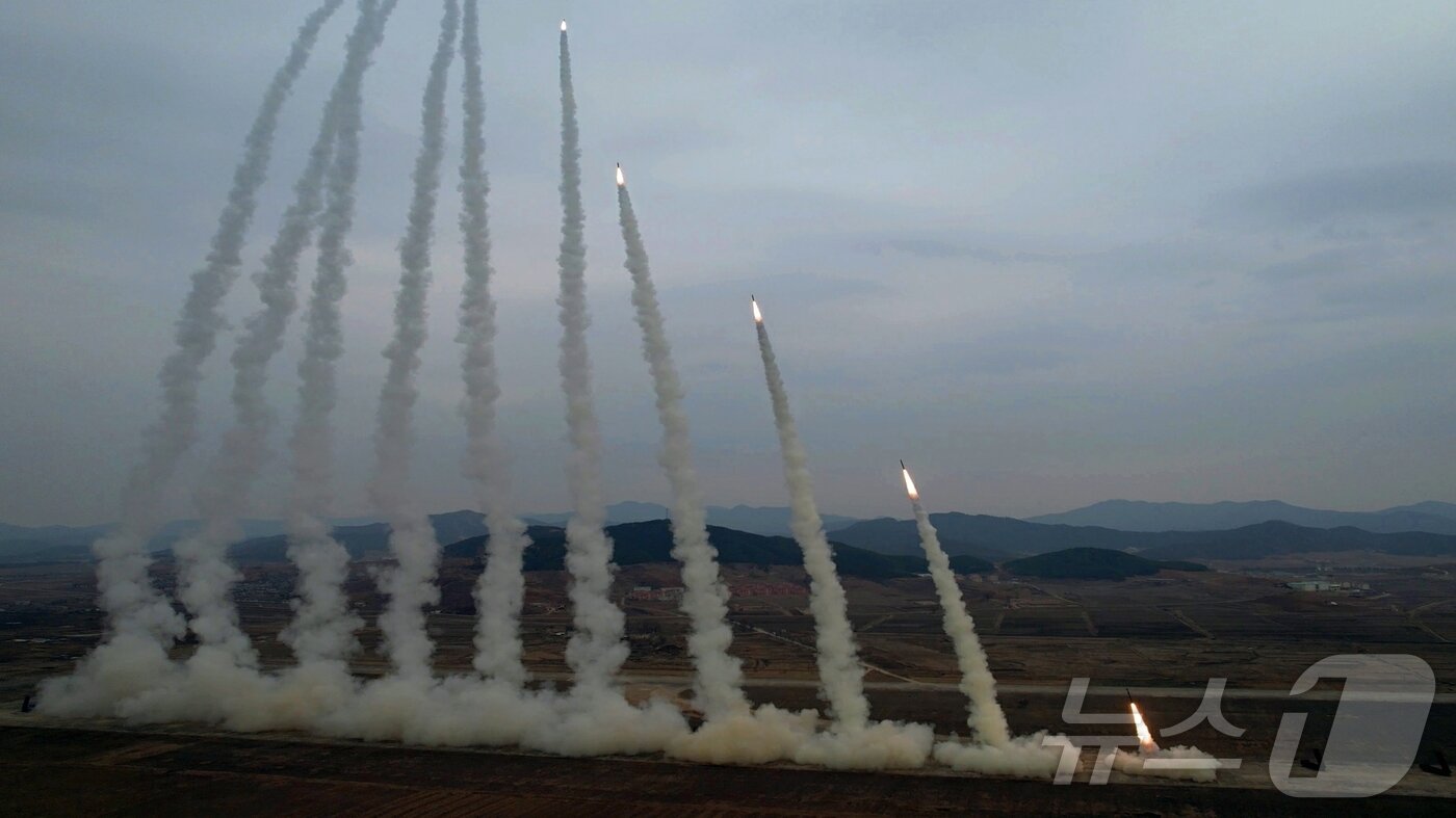 본문 이미지 - (평양 노동신문=뉴스1) = 15일 노동당 기관지 노동신문은 "14일 조선인민군 서부지구 장거리포병구분대의 화력타격훈련이 진행됐다＂면서 ＂훈련에는 600㎜ 초정밀 다연장 방사포 12문과 2개의 포병중대가 동원됐다＂고 보도했다. [국내에서만 사용가능. 재배포 금지. DB 금지. For Use Only in the Republic of Korea. Redistribution Prohibited] rodongphoto@news1.kr