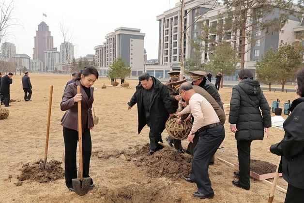 北 김정은, 주애와 직접 삽 들고 식수…참전군인 주거단지 방문