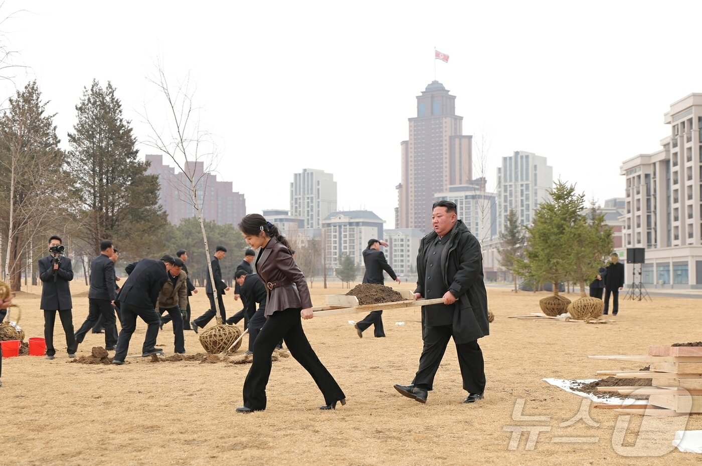 본문 이미지 - (평양 노동신문=뉴스1) = 새별거리에서 직접 나무 심는 김정은 북한 노동당 총비서와 딸 주애 [국내에서만 사용가능. 재배포 금지. DB 금지. For Use Only in the Republic of Korea. Redistribution Prohibited] rodongphoto@news1.kr