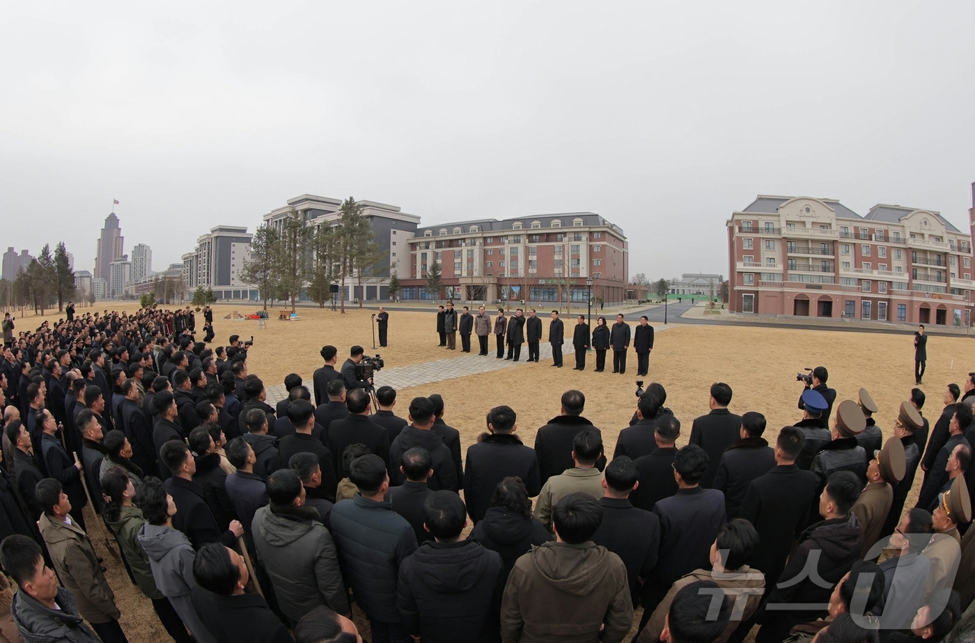 (평양 노동신문=뉴스1) = 북한 노동당 기관지 노동신문은 15일 김정은 당 총비서가 지난14일 식수절을 맞아 딸 주애와 함께 새별거리 못가공원에서 나무를 심었다고 보도했다.[국내 …
