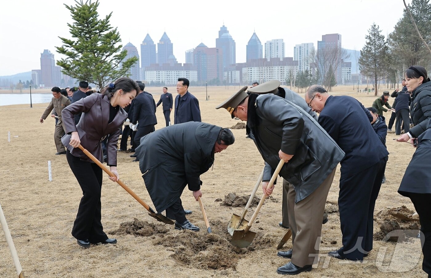 본문 이미지 - (평양 노동신문=뉴스1) = 김정은 북한 노동당 총비서가 지난 3월 14일 식수절을 맞아 딸 주애와 함께 새별거리 못가공원에서 나무를 심믐 모습. 오른쪽 끝 여성이 김여정 당 총무부장이다. [국내에서만 사용가능. 재배포 금지. DB 금지. For Use Only in the Republic of Korea. Redistribution Prohibited] rodongphoto@news1.kr