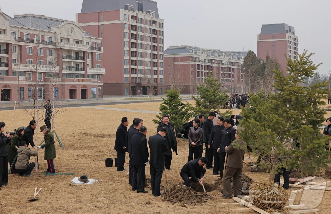 (평양 노동신문=뉴스1) = 북한 노동당 기관지 노동신문은 15일 김정은 당 총비서가 지난14일 식수절을 맞아 딸 주애와 함께 새별거리 못가공원에서 나무를 심었다고 보도했다.[국내 …