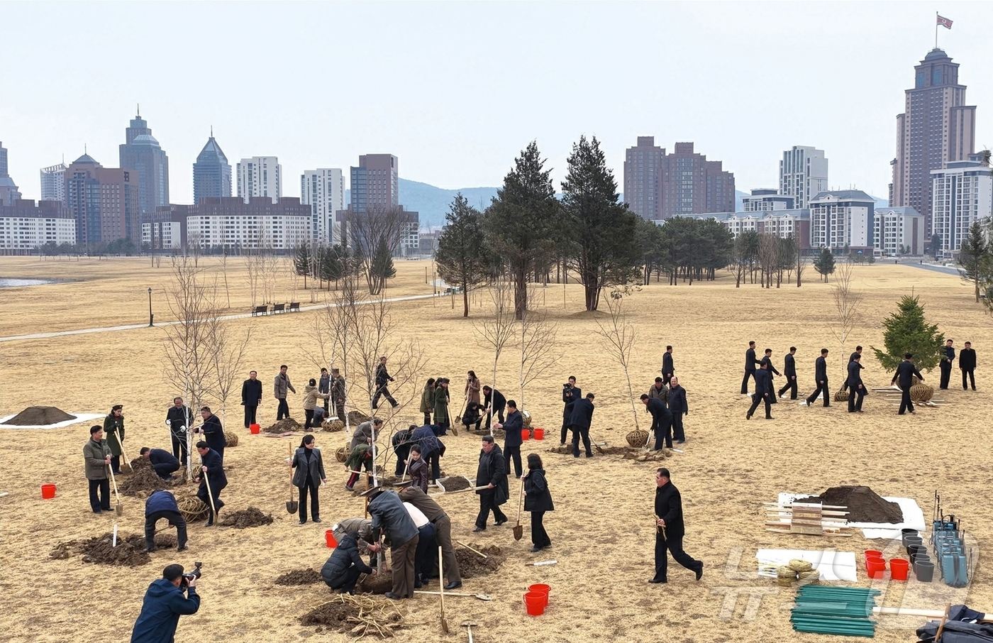 (평양 노동신문=뉴스1) = 북한 노동당 기관지 노동신문은 15일 김정은 당 총비서가 지난14일 식수절을 맞아 딸 주애와 함께 새별거리 못가공원에서 나무를 심었다고 보도했다.[국내 …