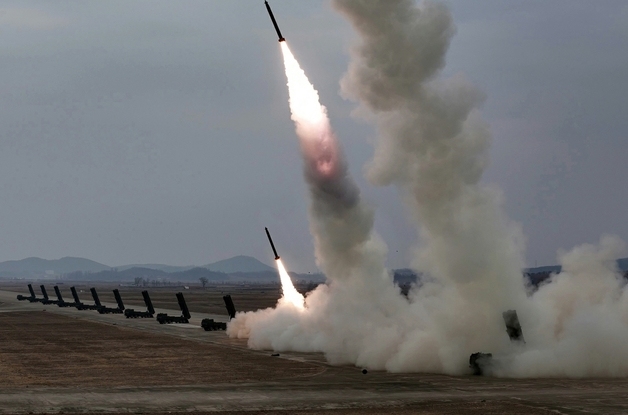 "420km 사정권" 언급한 김정은…한미 겨냥한 '정밀타격' 위협