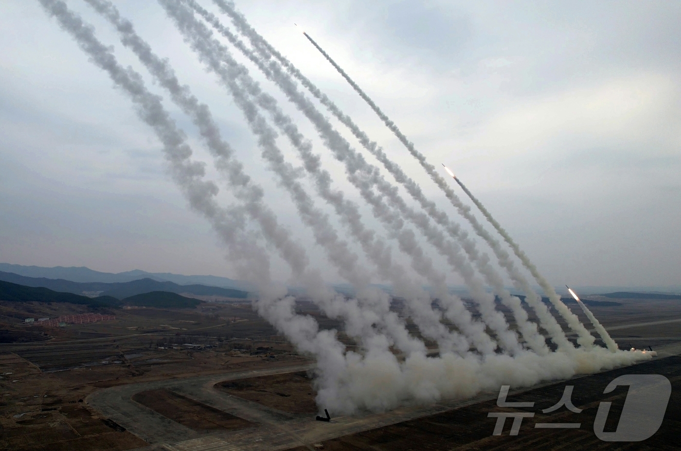 (평양 노동신문=뉴스1) = 북한 노동당 기관지 노동신문은 15일 "14일 조선인민군 서부지구 장거리포병구분대의 화력타격훈련이 진행됐다"면서 "훈련에는 600㎜ 초정밀 다연장 방사 …