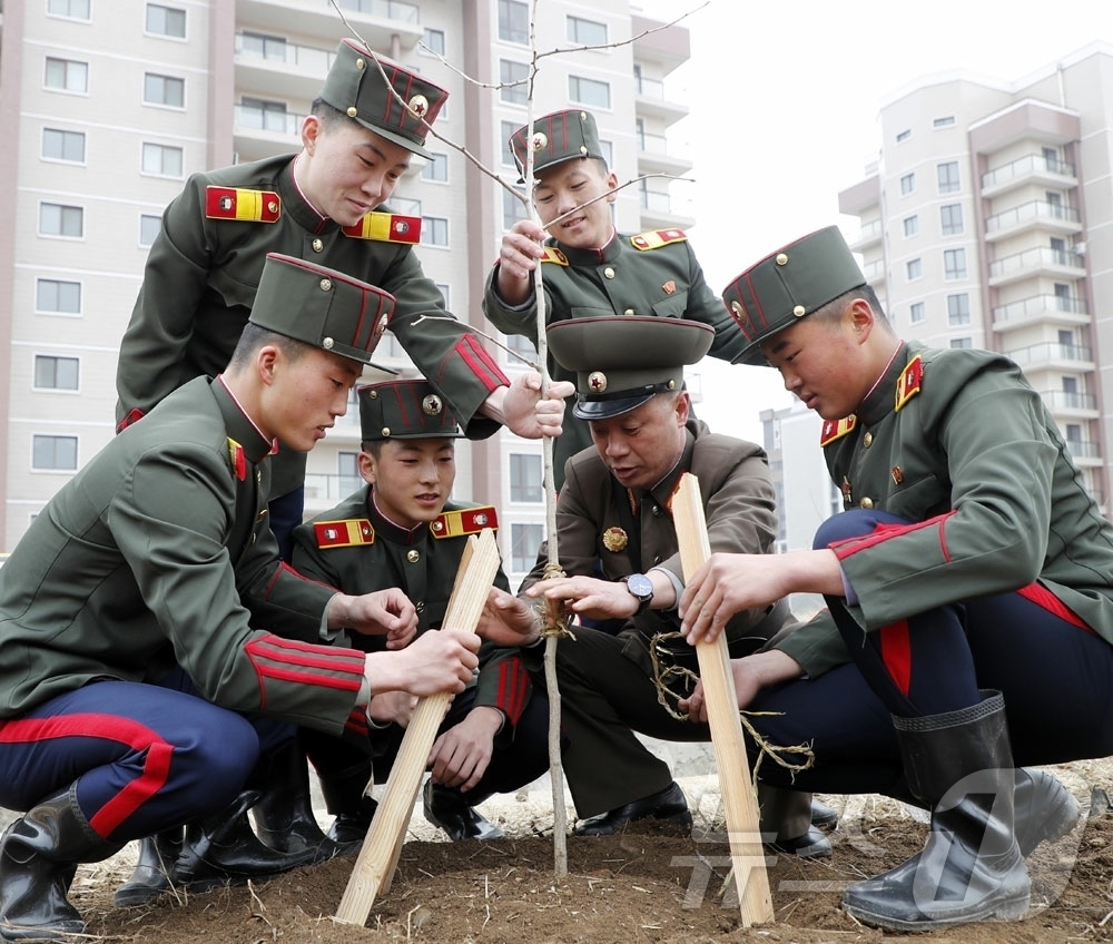(평양 노동신문=뉴스1) = 북한 노동당 기관지 노동신문은 15일 "14일 식수절을 맞아 전국에서 나무심기 사업이 벌어지고 있다"고 보도했다.[국내에서만 사용가능. 재배포 금지. …