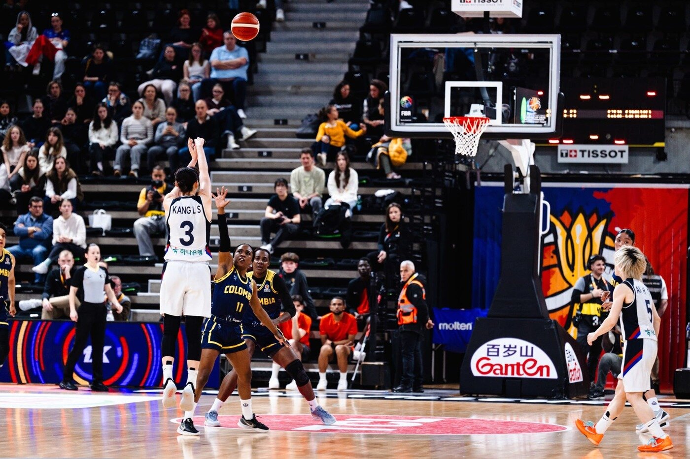본문 이미지 - 강이슬(3번)이 15일(한국시간) 프랑스에서 열린 한국과 콜롬비아의 2026 FIBA 여자 농구 월드컵 최종예선 A조 3차전에서 3점 슛을 던지고 있다. (FIBA 제공)