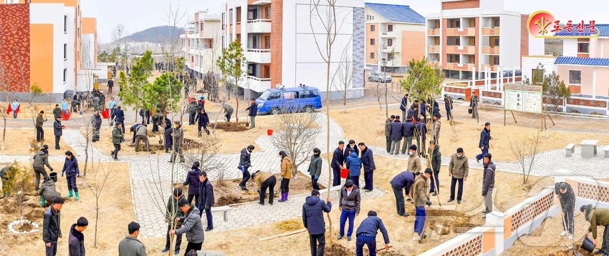 (평양 노동신문=뉴스1) = 북한 노동당 기관지 노동신문은 15일 "14일 식수절을 맞아 전국에서 나무심기 사업이 벌어지고 있다"고 보도했다.[국내에서만 사용가능. 재배포 금지. …