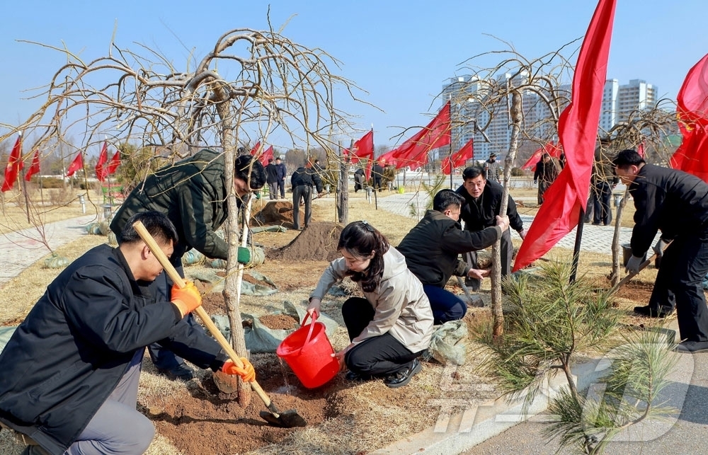 (평양 노동신문=뉴스1) = 북한 노동당 기관지 노동신문은 15일 "14일 식수절을 맞아 전국에서 나무심기 사업이 벌어지고 있다"고 보도했다.[국내에서만 사용가능. 재배포 금지. …