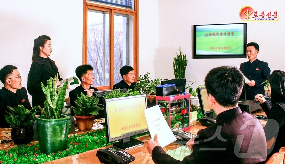 (평양 노동신문=뉴스1) = 북한 노동당 기관지 노동신문은 15일 농업위원회가 농사를 과학적으로 짓기 위한 집체적 협의에 나섰다고 보도했다.[국내에서만 사용가능. 재배포 금지. D …