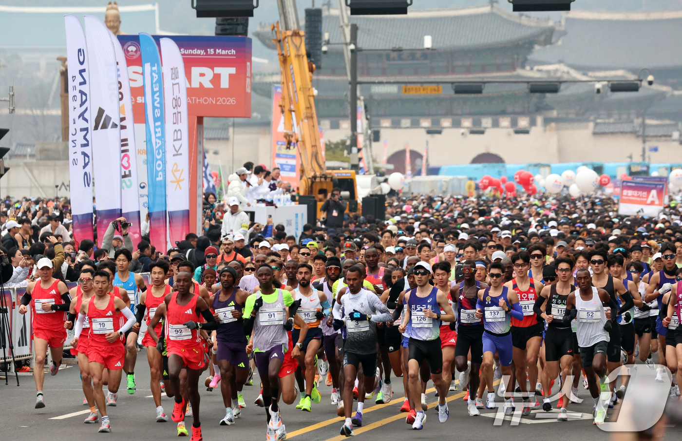 (서울=뉴스1) 김명섭 기자 = 15일 서울 광화문광장에서 2026서울마라톤 겸 제96회 동아마라톤 풀코스에 참가한 선수들이 힘차게 출발을 하고 있다. 서울마라톤은 세계육상연맹(W …