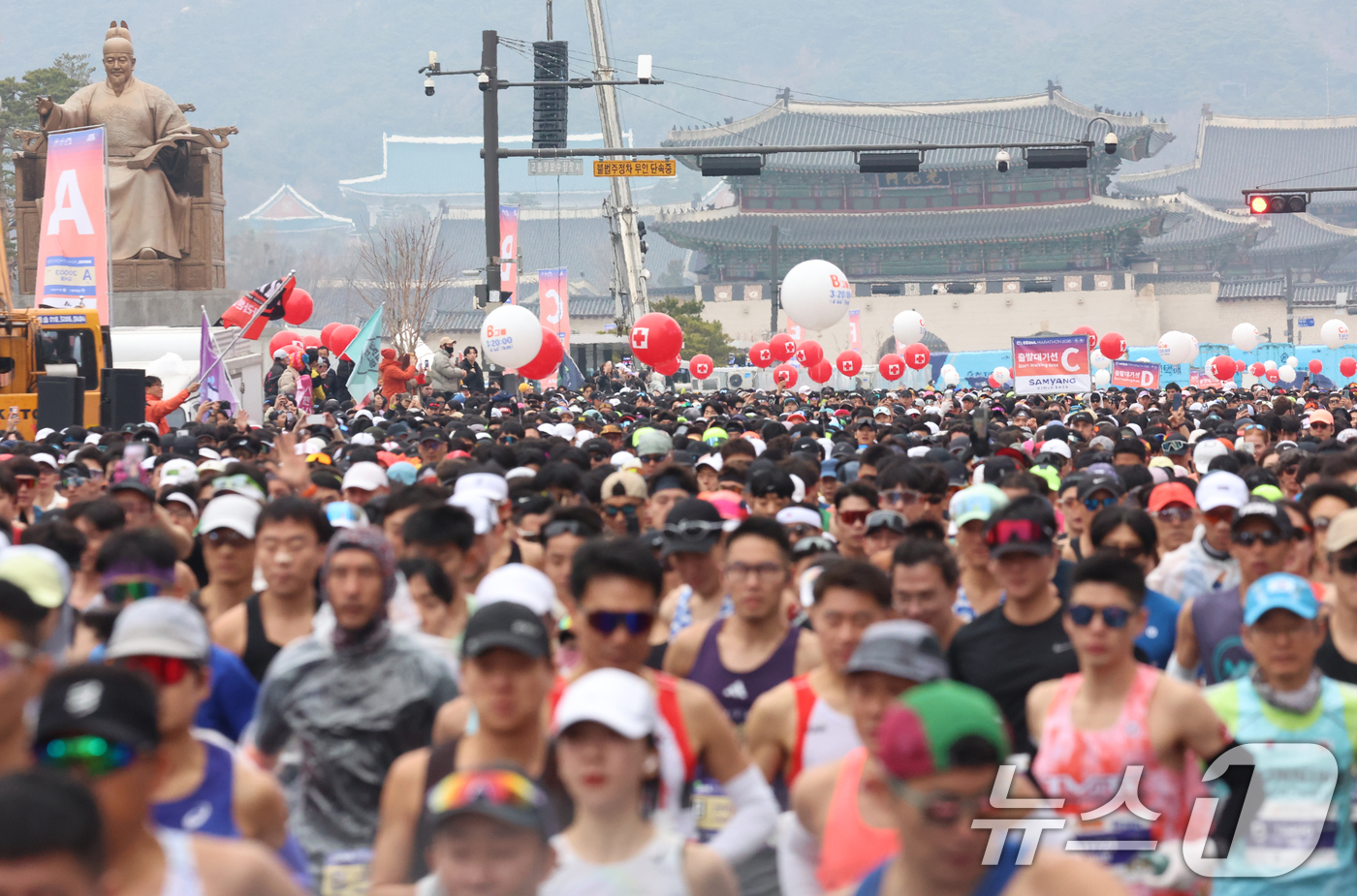 (서울=뉴스1) 김명섭 기자 = 15일 서울 광화문광장에서 2026서울마라톤 겸 제96회 동아마라톤 풀코스에 참가한 선수들이 힘차게 출발을 하고 있다. 서울마라톤은 세계육상연맹(W …
