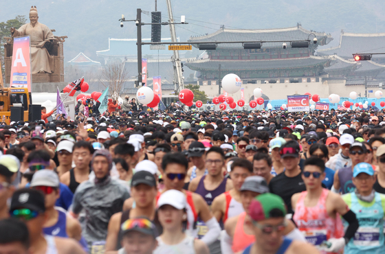 광화문광장 가득 메운 러너들, 서울마라톤 출발