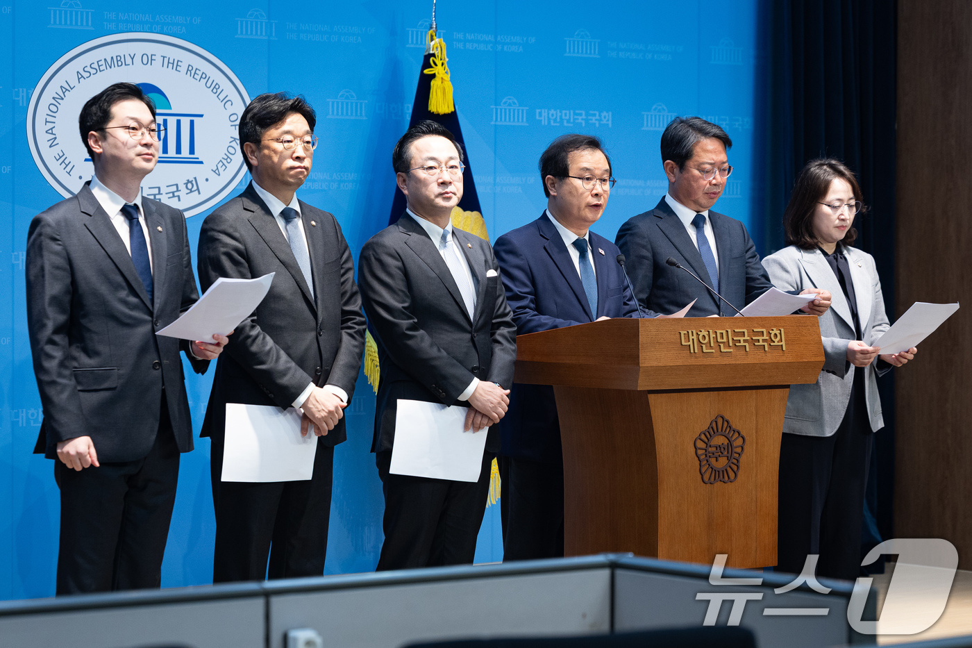 (서울=뉴스1) 유승관 기자 = 더불어민주당 윤석열 정권 조작기소 진상규명 및 공소취소를 위한 국정조사 추진위원회 위원들이 15일 서울 여의도 국회 소통관에서 국민의힘의 국정조사 …