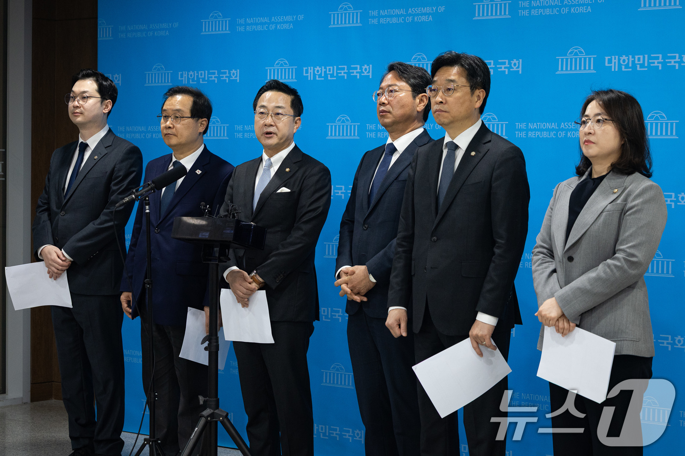 (서울=뉴스1) 유승관 기자 = 더불어민주당 윤석열 정권 조작기소 진상규명 및 공소취소를 위한 국정조사 추진위원회 위원들이 15일 서울 여의도 국회 소통관에서 국민의힘의 국정조사 …