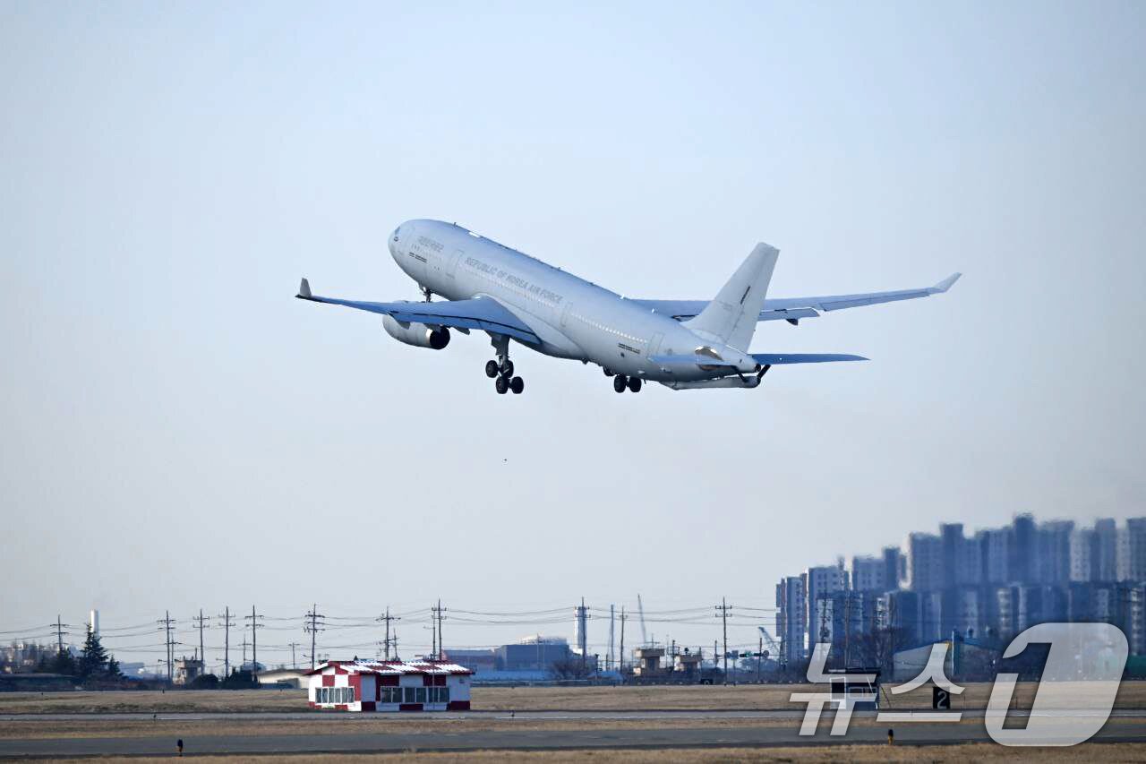 본문 이미지 -  KC-330 '시그너스' 1대가 지난 14일(현지시간) 사우디아라비아 리야드에서 한국인 204명과 외국 국적 가족 5명, 일본 국민 2명 등 총 211명을 태우고 출발하는 모습 (외교부 제공, 재판매 및 DB금지) 2026.3.15 ⓒ 뉴스1