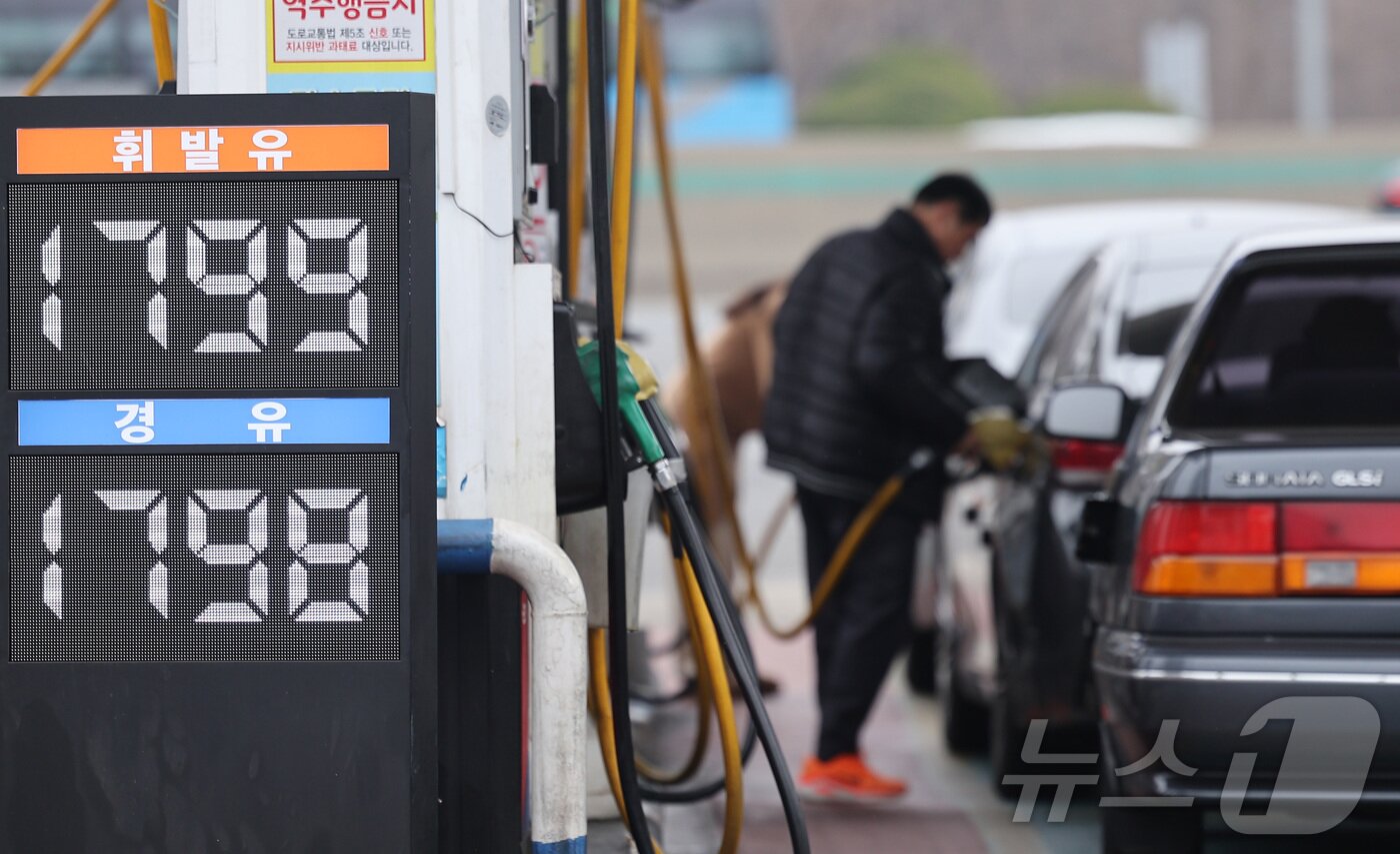 본문 이미지 - 석유 최고가격제 시행 첫 주말을 맞은 15일 서울 서초구 만남의광장 주유소에서 시민들이 주유를 하고 있다. 2026.3.15 ⓒ 뉴스1 김성진 기자