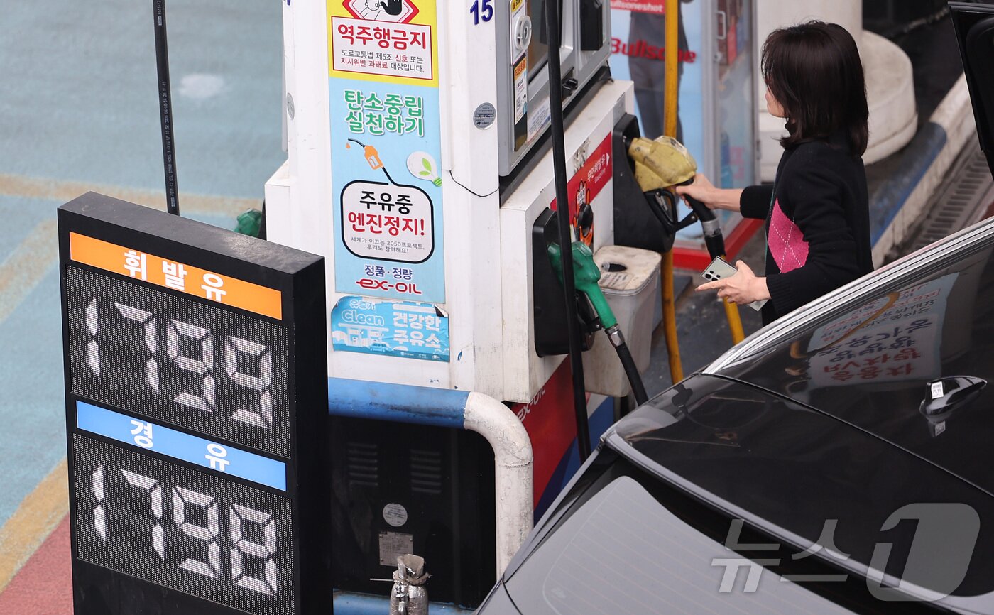 본문 이미지 - 석유 최고가격제 시행 첫 주말을 맞은 15일 서울 서초구 만남의광장 주유소에서 시민들이 주유를 하고 있다. 2026.3.15 ⓒ 뉴스1 김성진 기자