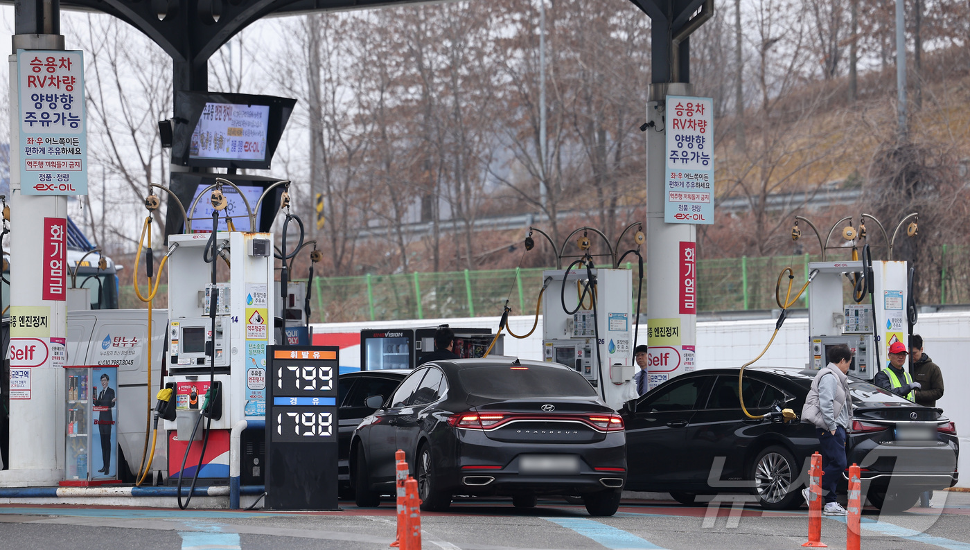 (서울=뉴스1) 김성진 기자 = 석유 최고가격제 시행 첫 주말을 맞은 15일 서울 서초구 만남의광장 주유소에서 시민들이 주유를 하고 있다.유가정보시스템 오피넷에 따르면 이날 오전 …