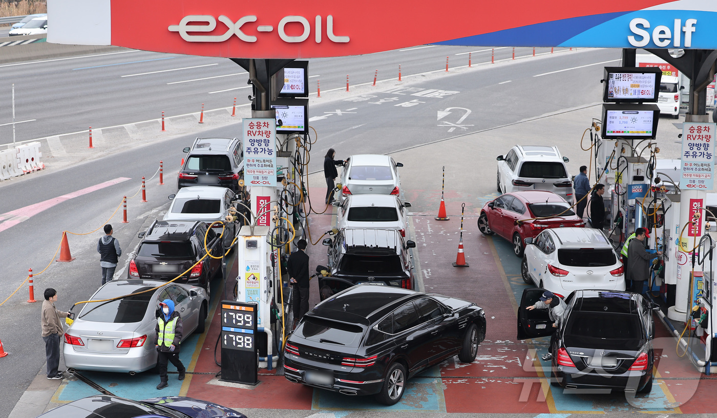 (서울=뉴스1) 김성진 기자 = 석유 최고가격제 시행 첫 주말을 맞은 15일 서울 서초구 만남의광장 주유소에서 시민들이 주유를 하고 있다.유가정보시스템 오피넷에 따르면 이날 오전 …