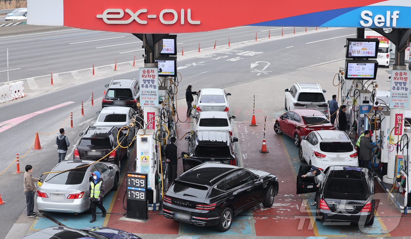 본문 이미지 - 석유 최고가격제 시행 첫 주말을 맞은 15일 서울 서초구 만남의광장 주유소에서 시민들이 주유를 하고 있다. 2026.3.15 ⓒ 뉴스1 김성진 기자