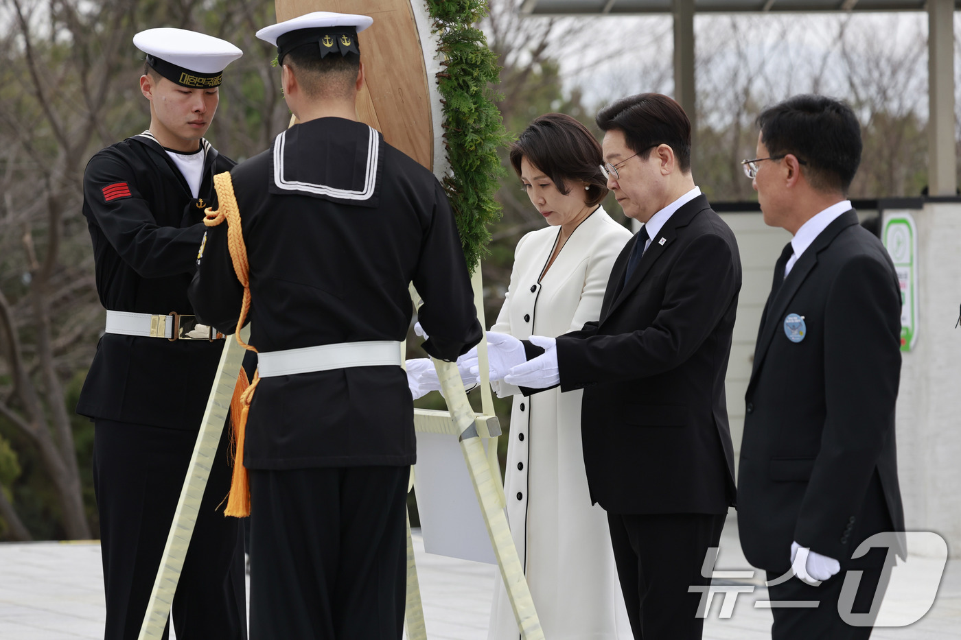 (창원=뉴스1) 이재명 기자 = 이재명 대통령과 김혜경 여사가 15일 경남 창원시 국립 3.15 민주묘지를 참배하고 있다. 2026.3.15/뉴스1