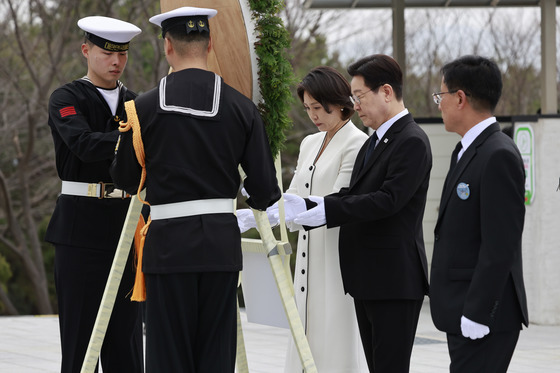 3.15민주묘지 헌화하는 이재명 대통령 부부