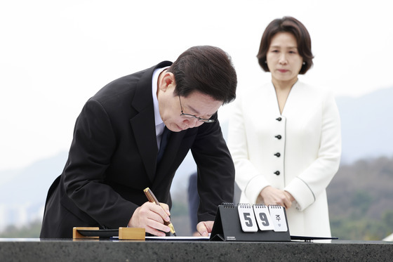 방명록 작성하는 이재명 대통령