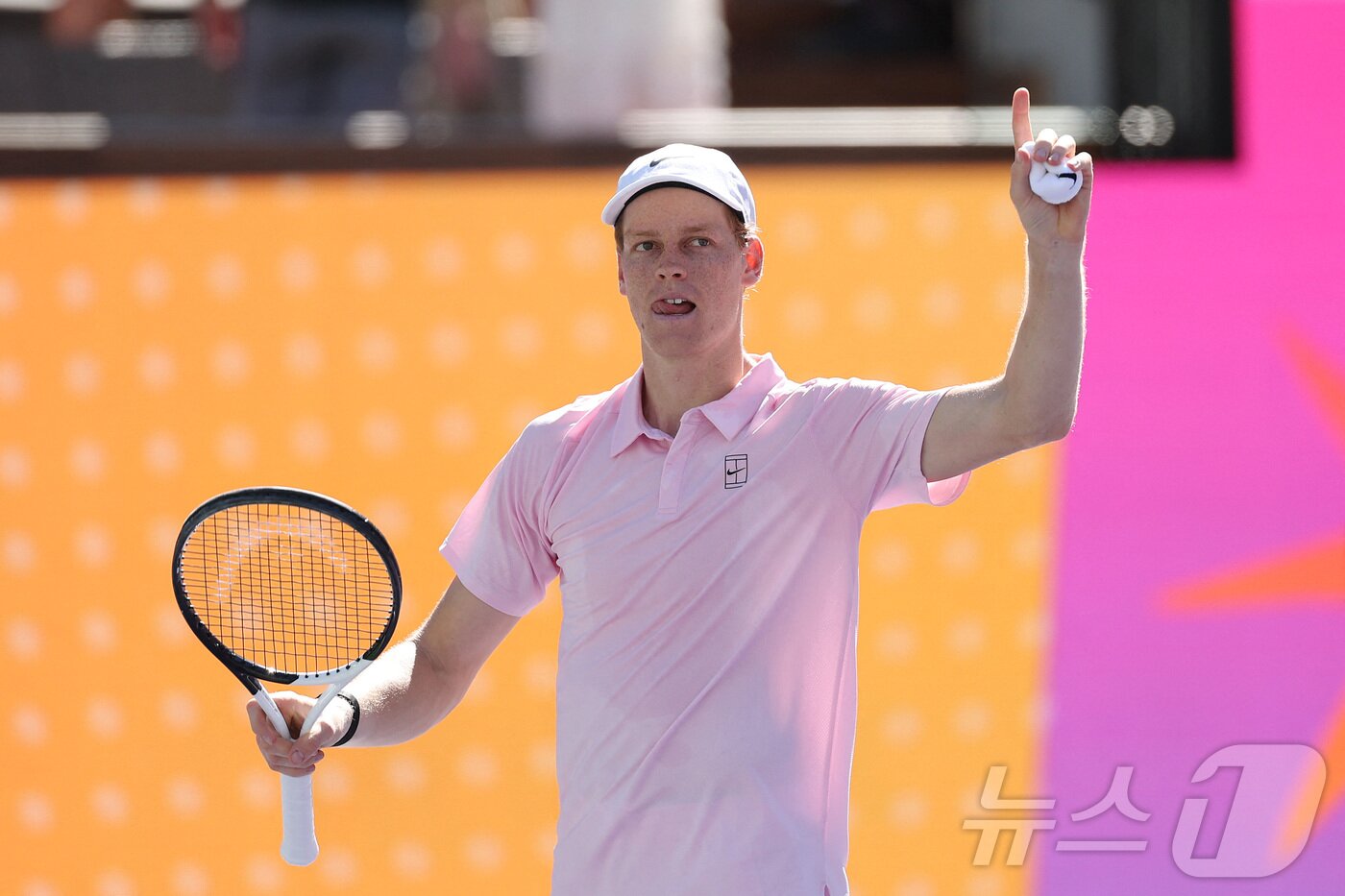 본문 이미지 - 얀니크 신네르는 15일(한국시간) 열린 ATP 투어 BNP 파리바오픈 단식 4강에서 알렉산더 츠베레프를 2-0으로 제압했다. ⓒ AFP=뉴스1