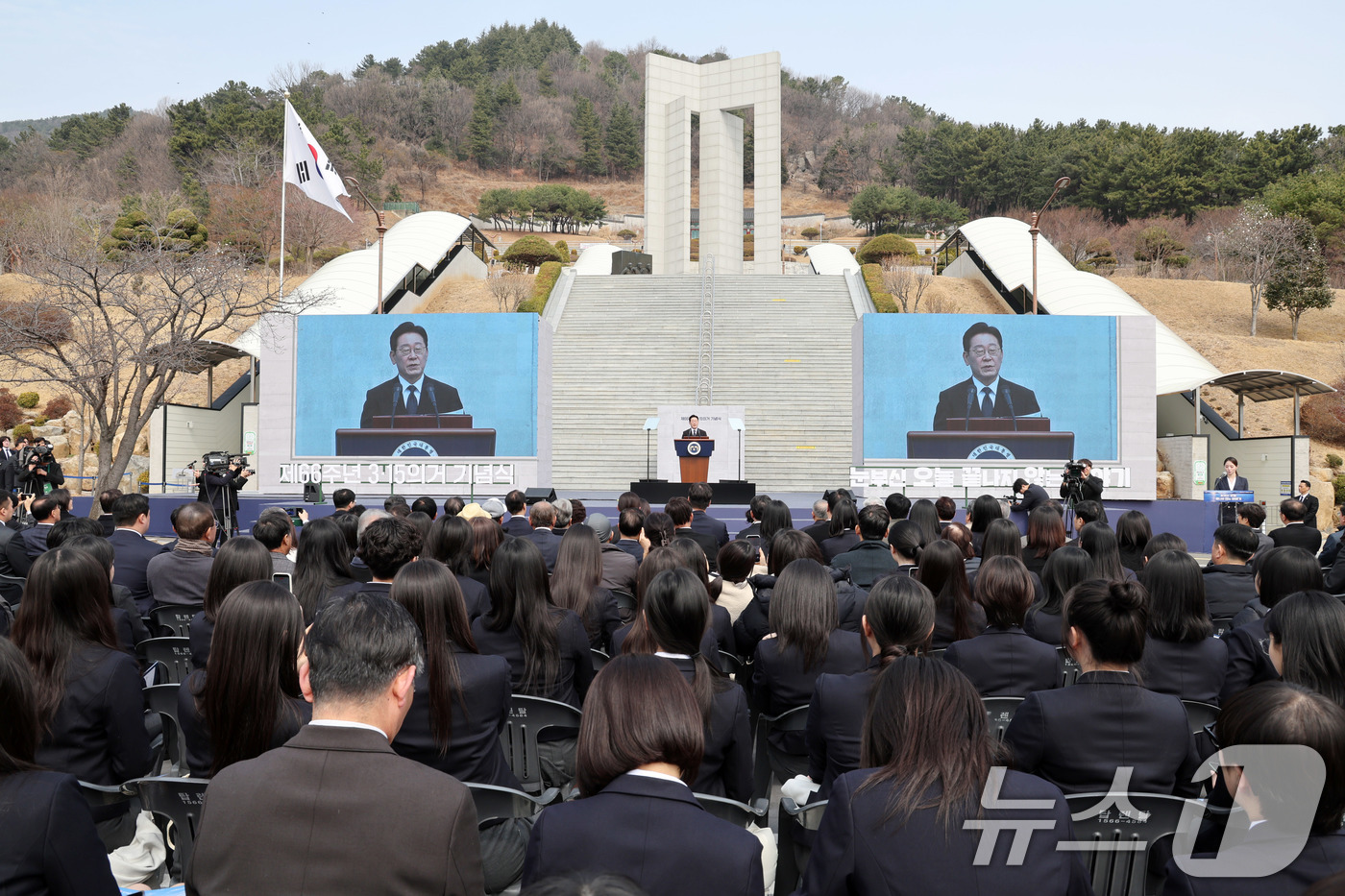 (창원=뉴스1) 이재명 기자 = 이재명 대통령이 15일 창원 국립 3·15 민주묘지에서 열린 제66주년 3·15의거 기념식에서 기념사를 하고 있다. 2026.3.15/뉴스1