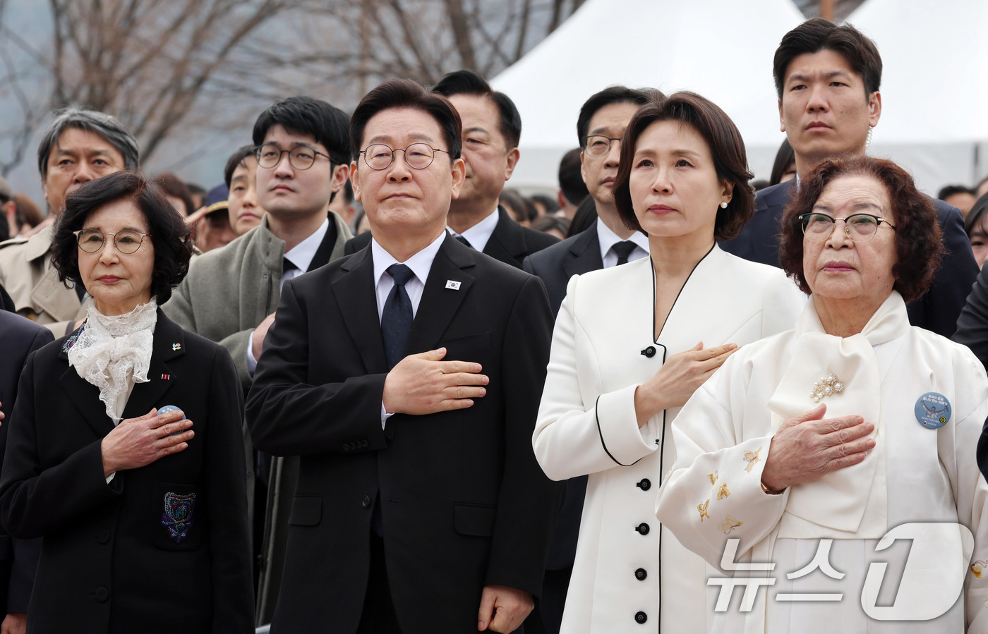 (창원=뉴스1) 이재명 기자 = 이재명 대통령과 김혜경 여사가 15일 창원 국립 3·15 민주묘지에서 열린 제66주년 3·15의거 기념식에서 국민의례를 하고 있다. 2026.3.1 …