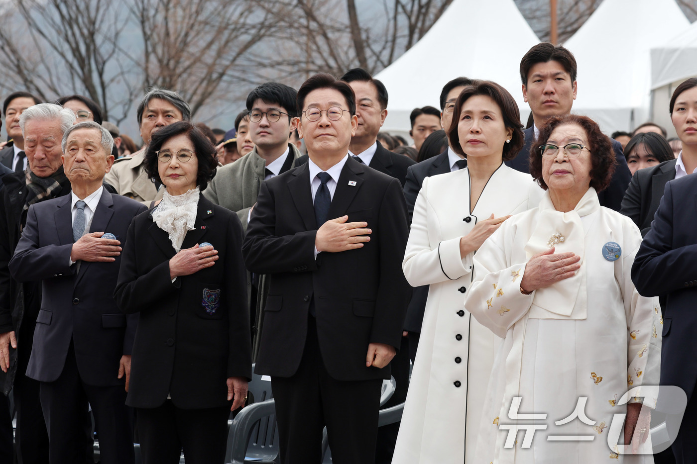 (창원=뉴스1) 이재명 기자 = 이재명 대통령과 김혜경 여사가 15일 창원 국립 3·15 민주묘지에서 열린 제66주년 3·15의거 기념식에서 국민의례를 하고 있다. 2026.3.1 …