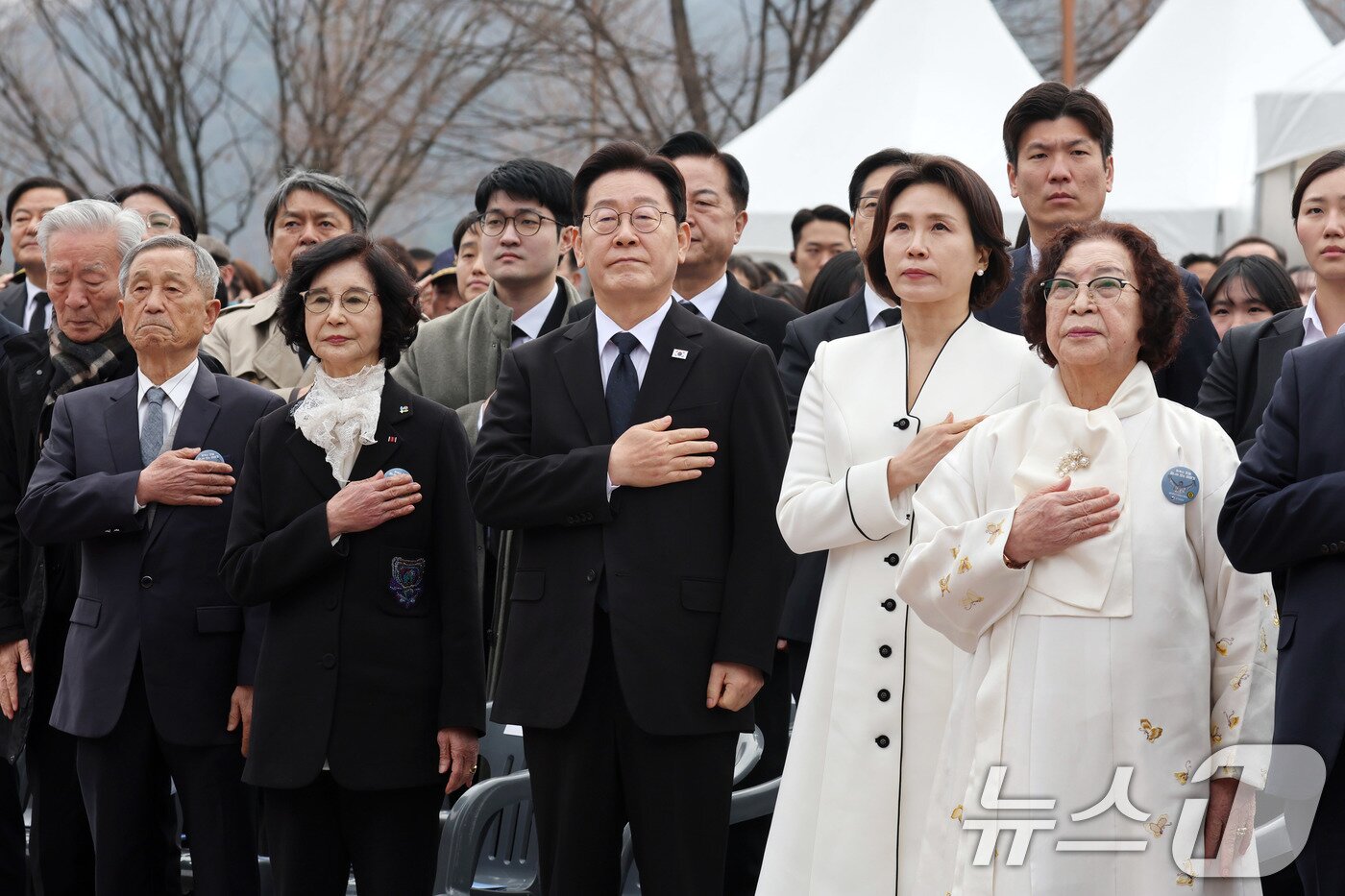 본문 이미지 - 이재명 대통령과 김혜경 여사가 15일 창원 국립 3·15 민주묘지에서 열린 제66주년 3·15의거 기념식에서 국민의례를 하고 있다. 2026.3.15 ⓒ 뉴스1 이재명 기자
