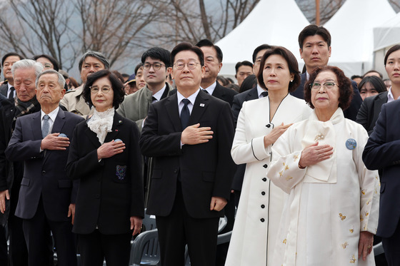 국민의례하는 이재명 대통령 부부