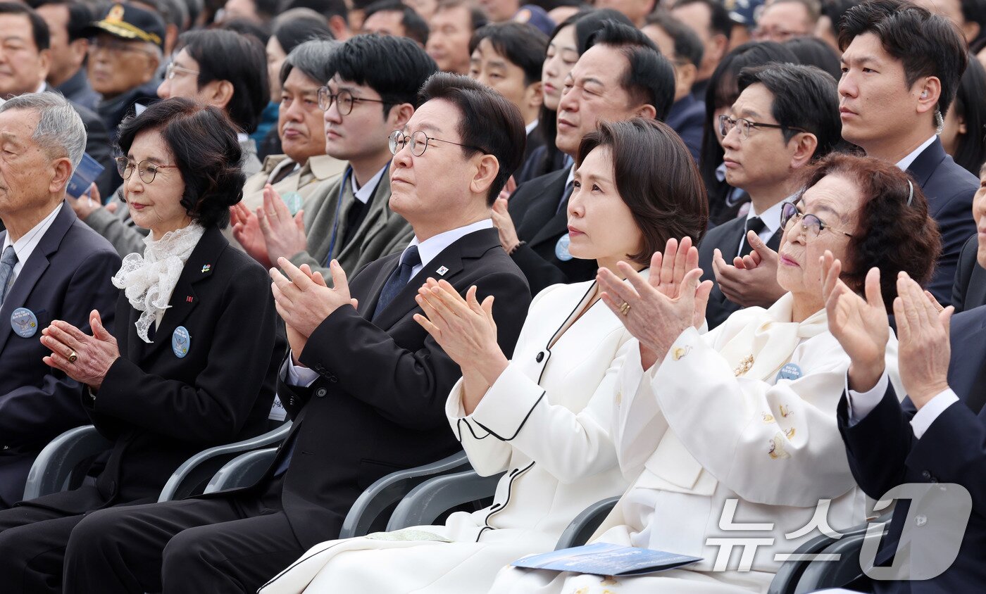 본문 이미지 - 이재명 대통령과 김혜경 여사가 15일 창원 국립 3·15 민주묘지에서 열린 제66주년 3·15의거 기념식에 참석해 박수치고 있다. ⓒ 뉴스1 이재명 기자