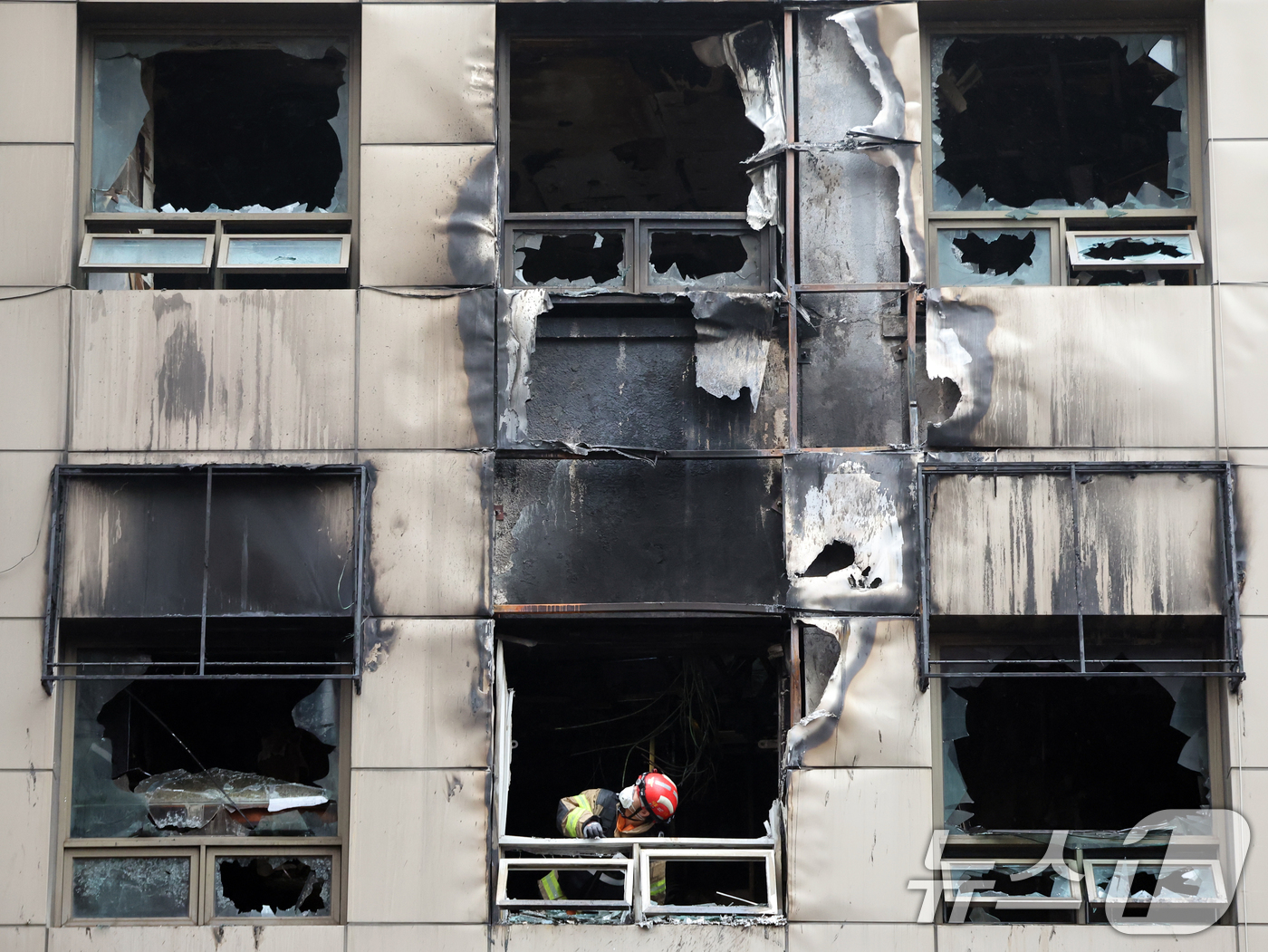 (서울=뉴스1) 황기선 기자 = 15일 오전 서울 중구 소공동의 한 캡슐호텔에서 전날 화재사고가 발생, 경찰과 소방당국 등 관계자들이 합동감식을 진행하고 있다.이 사고로 외국인 8 …