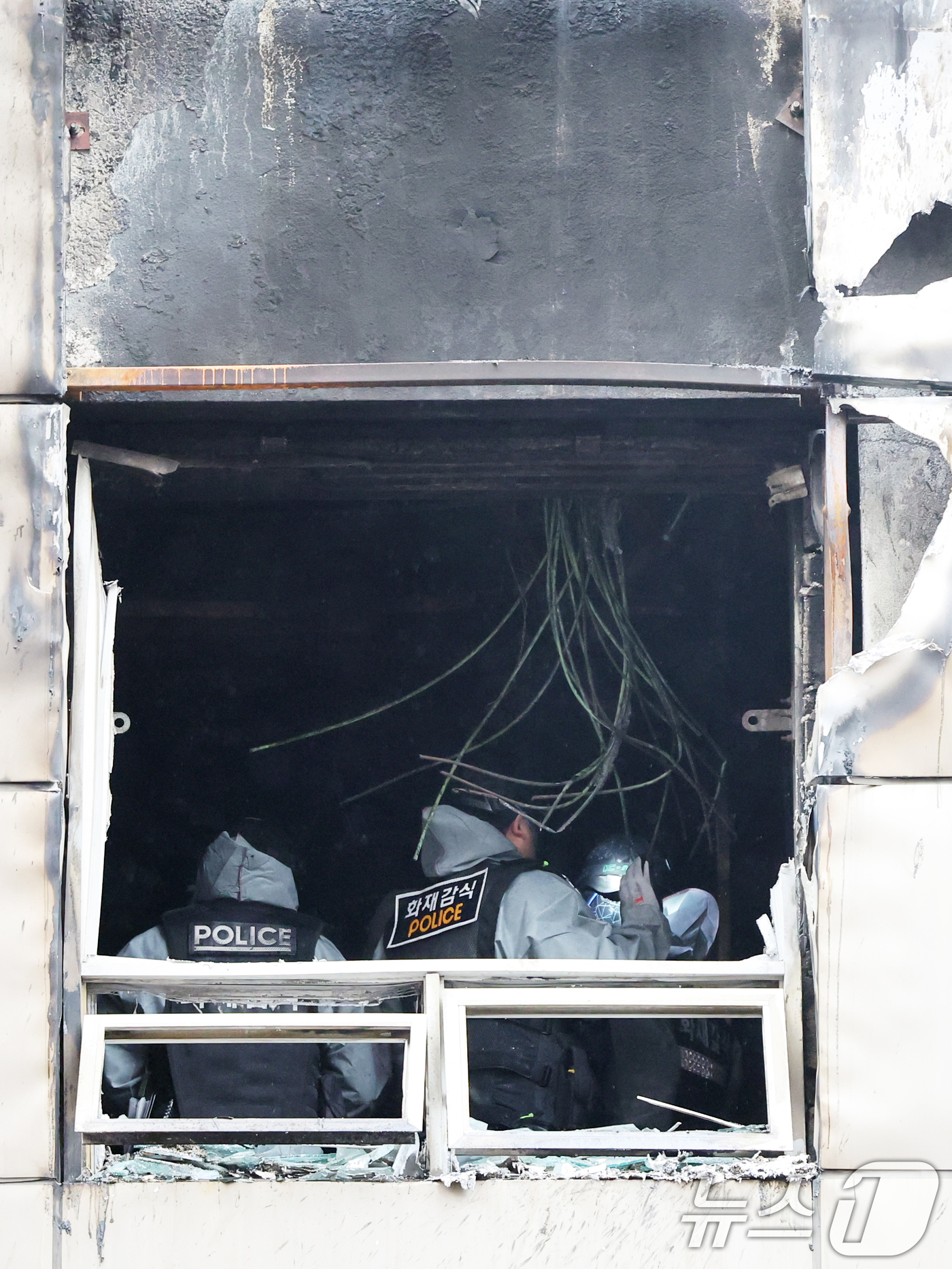 (서울=뉴스1) 황기선 기자 = 15일 오전 서울 중구 소공동의 한 캡슐호텔에서 전날 화재사고가 발생, 경찰과 소방당국 등 관계자들이 합동감식을 진행하고 있다.이 사고로 외국인 8 …