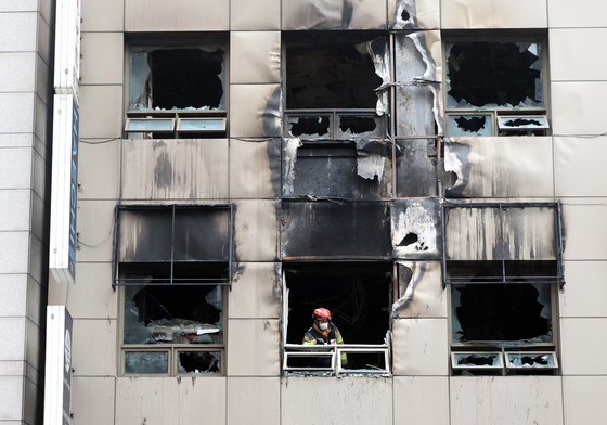 '10명 부상' 소공동 캡슐호텔 화재 2차 합동감식
