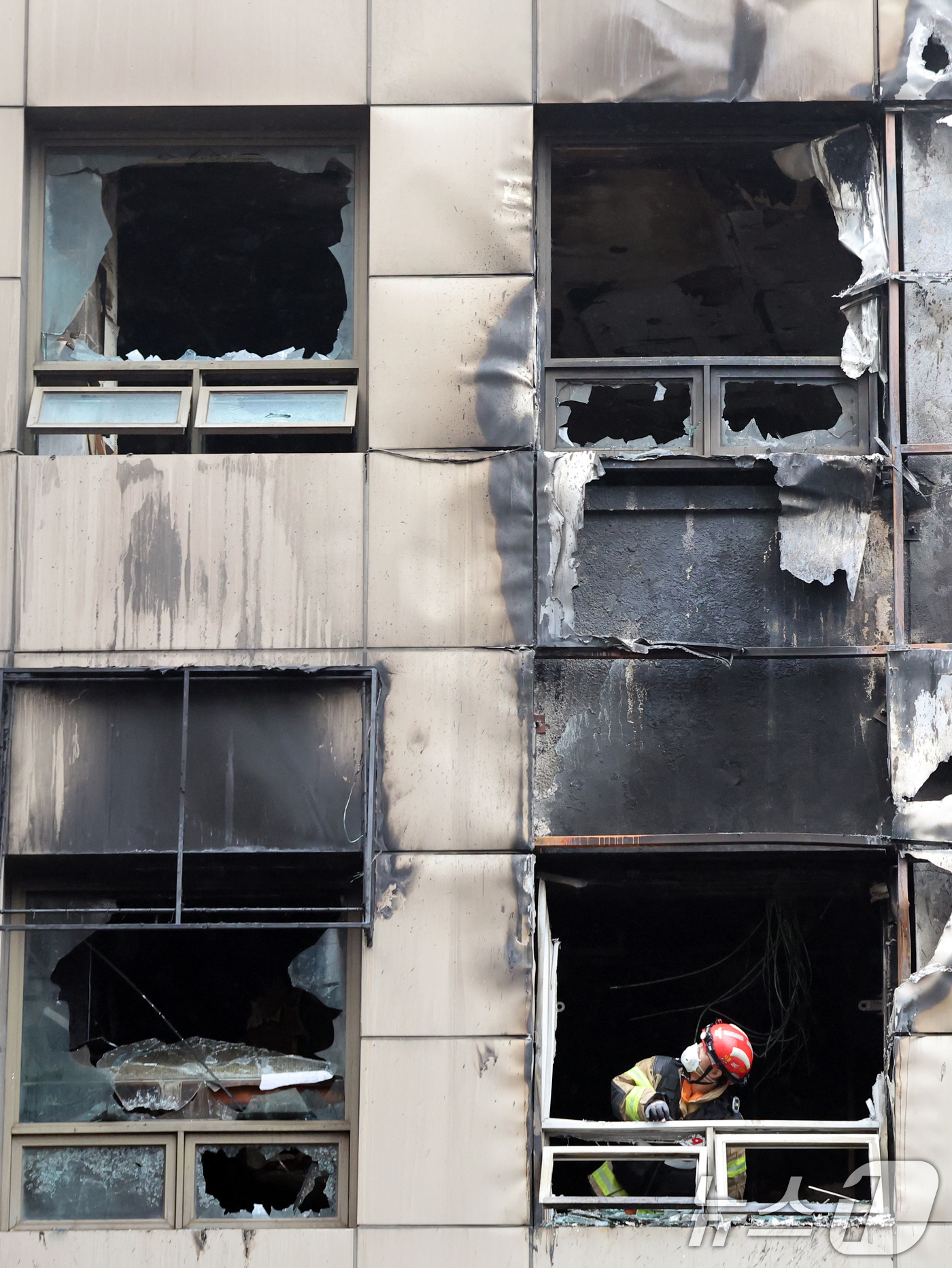 (서울=뉴스1) 황기선 기자 = 15일 오전 서울 중구 소공동의 한 캡슐호텔에서 전날 화재사고가 발생, 경찰과 소방당국 등 관계자들이 합동감식을 진행하고 있다.이 사고로 외국인 8 …