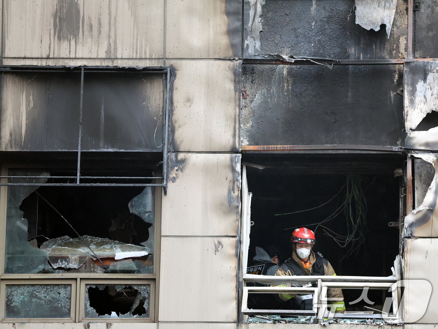 (서울=뉴스1) 황기선 기자 = 15일 오전 서울 중구 소공동의 한 캡슐호텔에서 전날 화재사고가 발생, 경찰과 소방당국 등 관계자들이 합동감식을 진행하고 있다.이 사고로 외국인 8 …