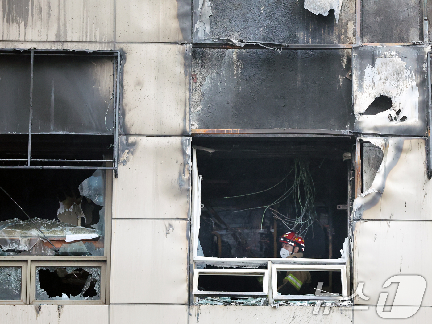 (서울=뉴스1) 황기선 기자 = 15일 오전 서울 중구 소공동의 한 캡슐호텔에서 전날 화재사고가 발생, 경찰과 소방당국 등 관계자들이 합동감식을 진행하고 있다.이 사고로 외국인 8 …