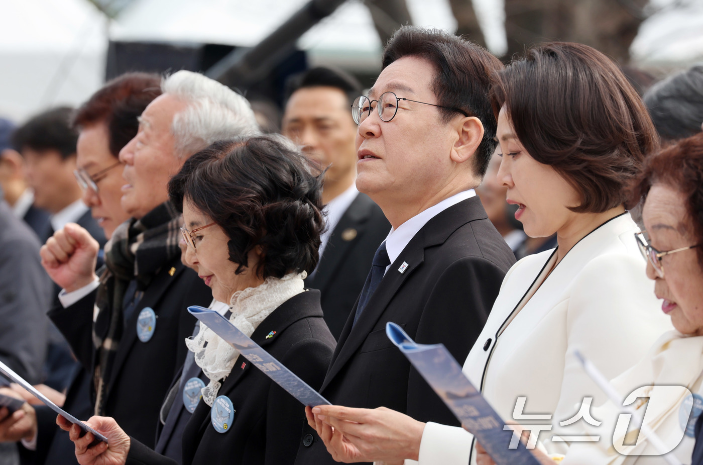 (창원=뉴스1) 이재명 기자 = 이재명 대통령과 김혜경 여사가 15일 창원 국립 3·15 민주묘지에서 열린 제66주년 3·15의거 기념식에서 노래를 제창하고 있다. 2026.3.1 …